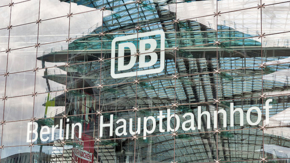 db bahnhof berlin logo foto iStock panama7